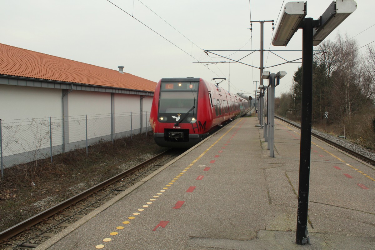 DSB S-Bahn Kopenhagen: Linie C (SA 9169 + SB 9369 + SC 9669 + SD 9869 + SD 8869 + SC 8669 + SB 8369 + SA 8169) erreicht am 27. März 2015 den S-Bahnhof Herlev.
