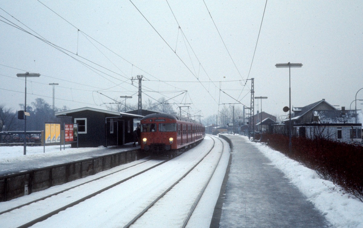 DSB S-Bahn Kopenhagen Linie E im Januar 1977: Ein Zug der zweiten S-Bahngeneration hält im S-Bahnhof Allerød auf der Fahrt nach Hillerød.
