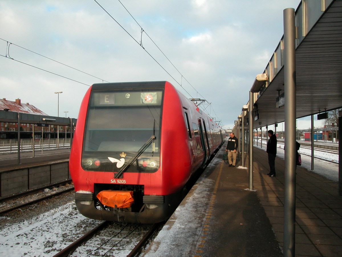 DSB S-Bahn Kopenhagen: Linie E (LHB/Siemens-SA 9203) Bahnhof Køge am 8. Dezember 2012. - Die S-Bahnlinie E fährt zwischen Køge und Hillerød.