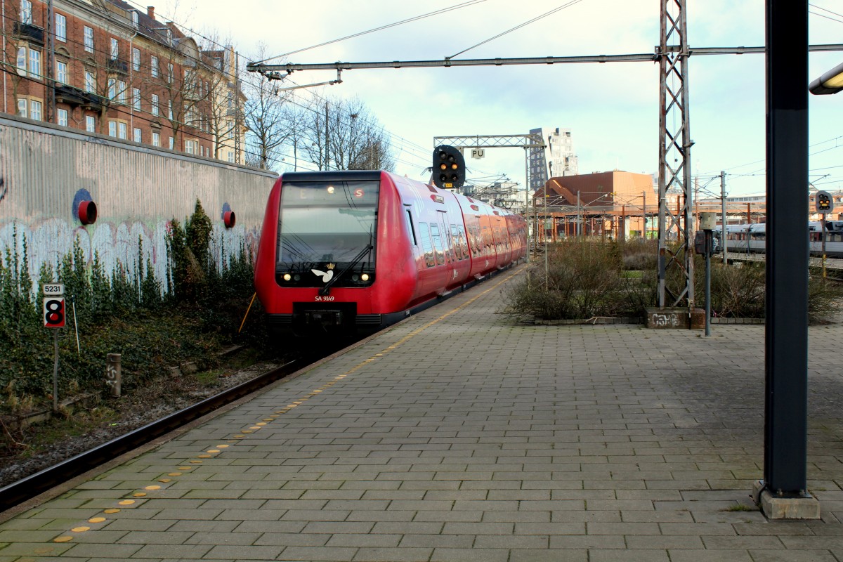 DSB S-Bahn Kopenhagen: Linie E (SA 9149, Alstom-LHB 2002) kommt am 5. März 2015 im Bahnhof Østerport (Gleis 6) an. - Der Zug fährt in Richtung Køge. 