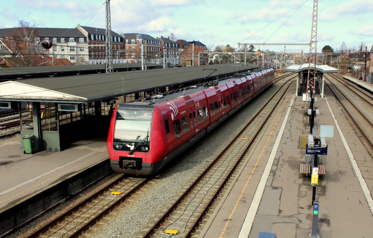 DSB S-Bahn Kopenhagen Linie E (SA 9110) Bahnhof Hellerup am 5. März 2015. - Der Zug fährt in Richtung Holte.