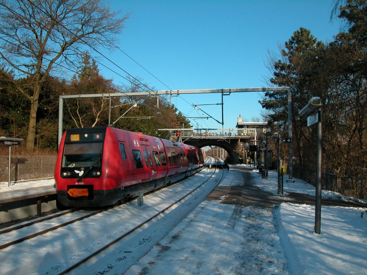 DSB S-Bahn Kopenhagen: Linie F (SH 4716) S-Bf Grøndal am 7. Februar 2012. - Der Zug fährt in Richtung Ny Ellebjerg.