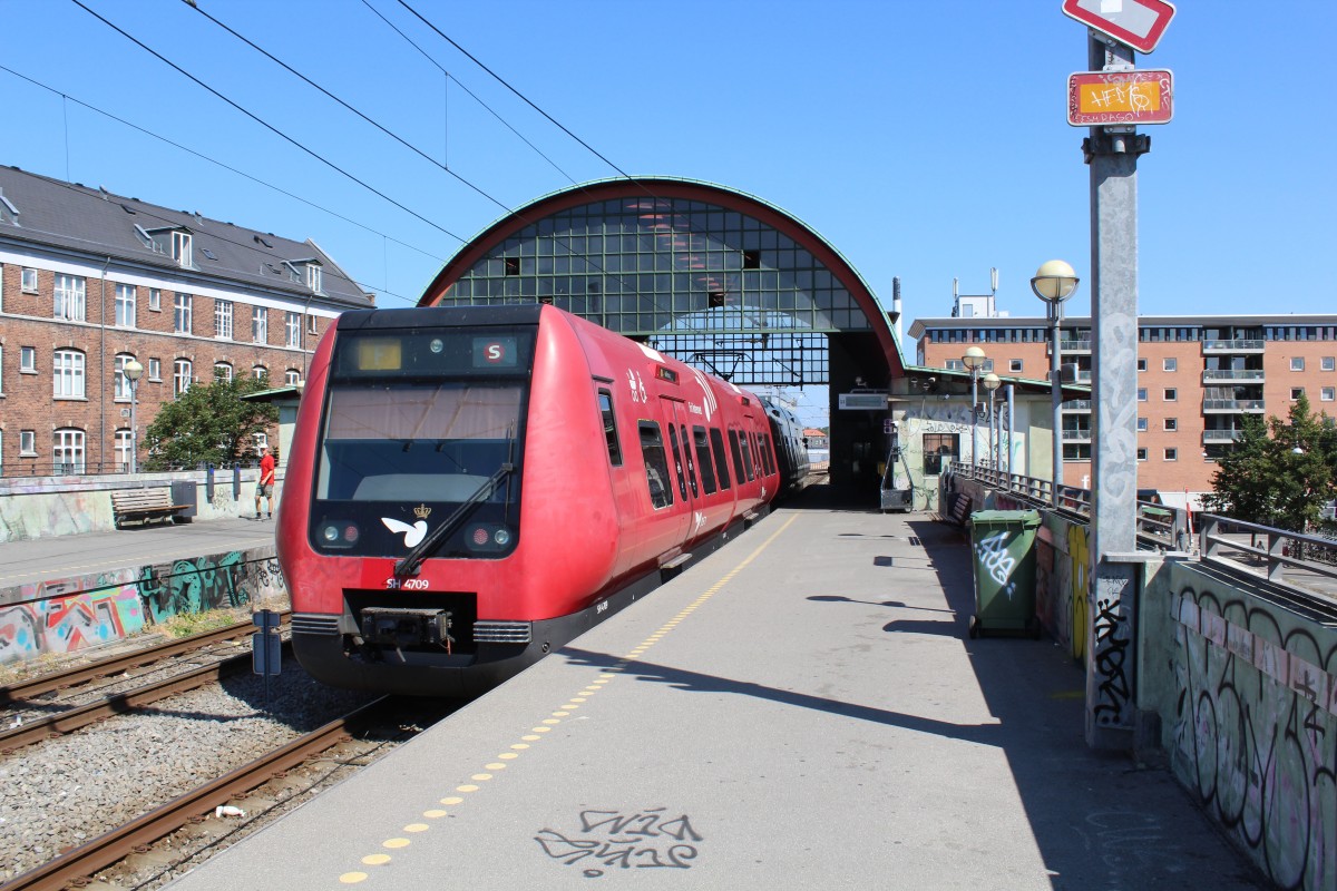 DSB S-Bahn Kopenhagen: Linie F (LHB/Siemens-SH 4709) S-Bf Nørrebro am 24. Juli 2014. - Hier fährt die S-Bahnlinie F als Hochbahn. - Der Zug fährt in Richtung Hellerup.