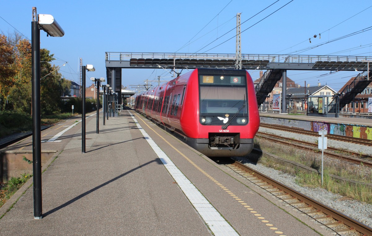 DSB S-Bahn Kopenhagen Linie F (LHB/Siemens-SA 9158) Bahnhof Hellerup am 28. Oktober 2014.