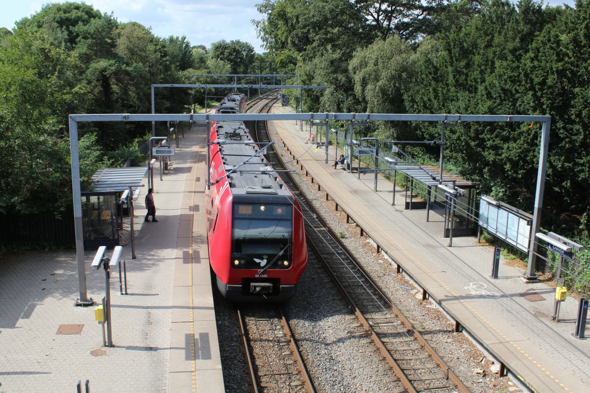 DSB S-Bahn Kopenhagen: Linie F (SA 8180) S-Bahnhof Grøndal am 11. August 2014. - Der Zug fährt in Richtung Hellerup. 