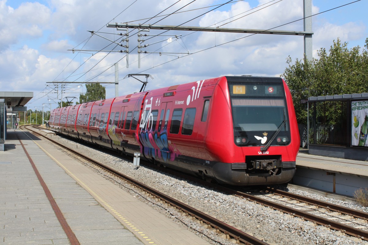 DSB S-Bahn Kopenhagen: Linie M (SA 9192) Haltepunkt Vigerslev Allé am 11. August 2014. - Der Zug fährt in Richtung Hillerød.