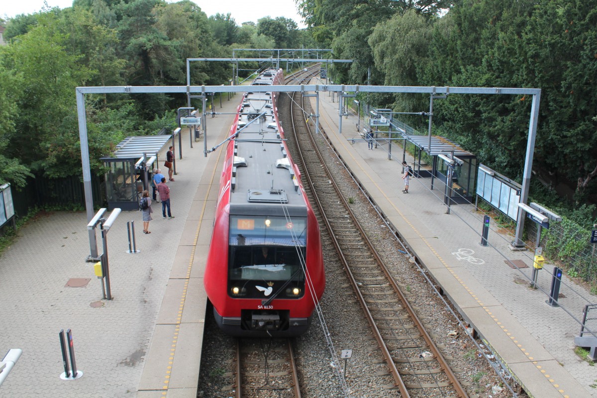 DSB S-Bahn Kopenhagen: Linie M (LHB/Siemens-SA 8130) S-Bf Grøndal am 11. August 2014.