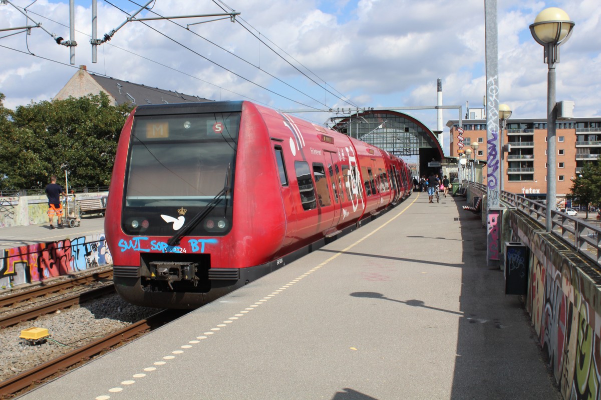 DSB S-Bahn Kopenhagen Linie M (Alstom-LHB/Siemens-SA 9124) S-Bf Nørrebro am 11. August 2014. - Bis zum 17. August fährt die provisorische Linie M auf der Strecke Ny Ellebjerg - Flintholm - Nørrebro - Ryparken - Hellerup - Lyngby - Holte - Hillerød.