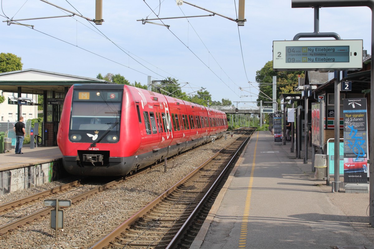DSB S-Bahn Kopenhagen: Linie M (Alstom-LHB/Siemens-SA 8124) S-Bahnhof Gentofte am 5. August 2014. - Zwischen dem 28. Juli und dem 17. August gab es eine provisorische Linie M auf der Strecke Hillerød - Holte - Lyngby - Hellerup - Nørrebro - Flintholm . Ny Ellebjerg.
