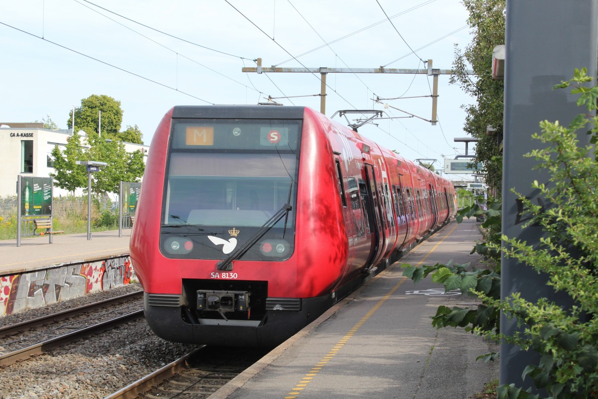 DSB S-Bahn Kopenhagen: Linie M (Alstom-LHB/Siemens-SA 8150) S-Bahnhof Gentofte am 5. August 2014. - Der Zug fährt in Richtung Ny Ellebjerg.