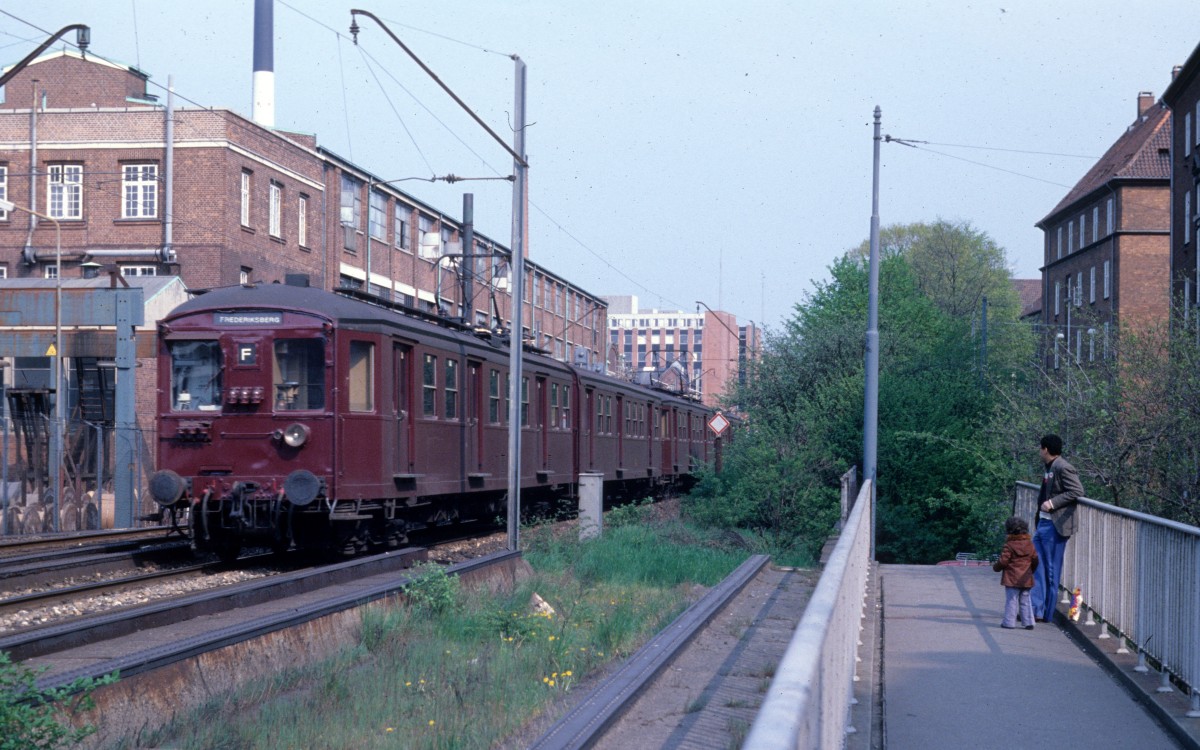 DSB S-Bahn Kopenhagen im Mai 1978: Ein Zug der Linie F, der von Vanlse kommt, fhrt auf dem Bild in Richtung Frederiksberg - der Zug kreuzt eben Dalgas Boulevard an der Stelle, wo heute die Metro-Haltestelle Lindevang liegt.