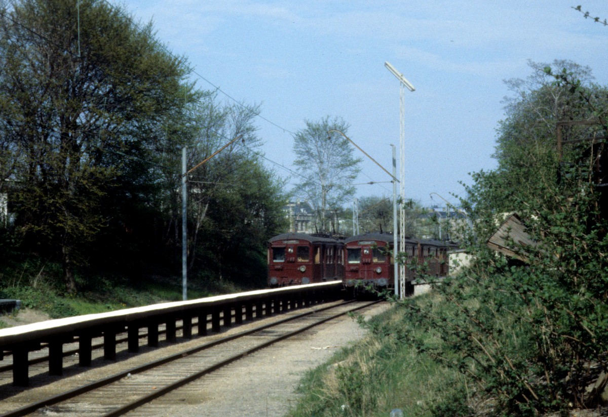 DSB S-Bahn Kopenhagen im Mai 1978: Abgestellte S-Bahngarnituren warten auf die HVZ, damit sie wieder die Fahrgäste zwischen den Bahnhöfen Frederiksberg und Hellerup (Linie Fx) befördern können. 
