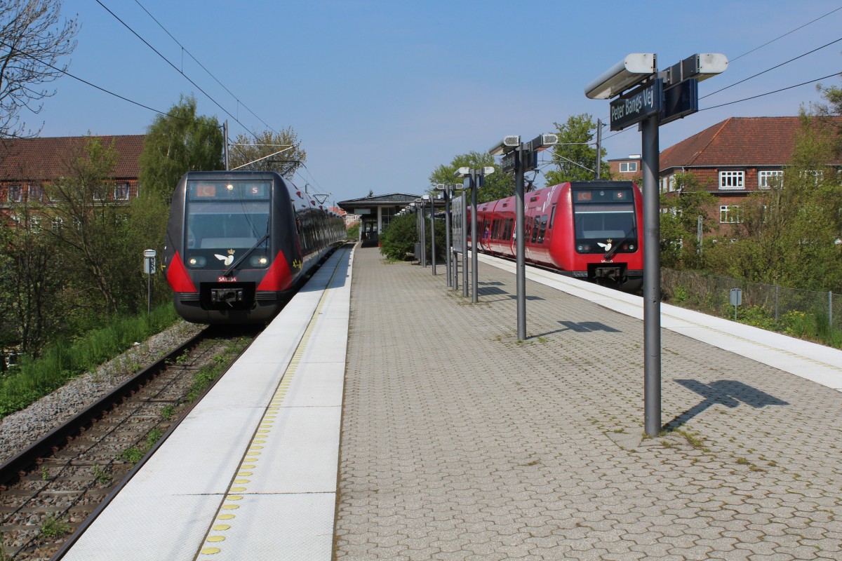 DSB S-Bahn Kopenhagen: Zwei Garnituren der Linie C treffen sich am 26. April 2014 am S-Bahnhof Peters Bangs Vej.