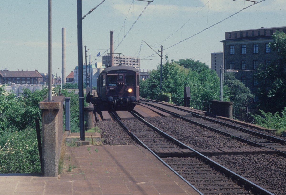 DSB S-Bahn Linie F im Juni 1978: Ein S-Bahnzug der ersten Generation erreicht den S-Bf Fuglebakken. Der Zug fhrt in Richtung Frederiksberg.