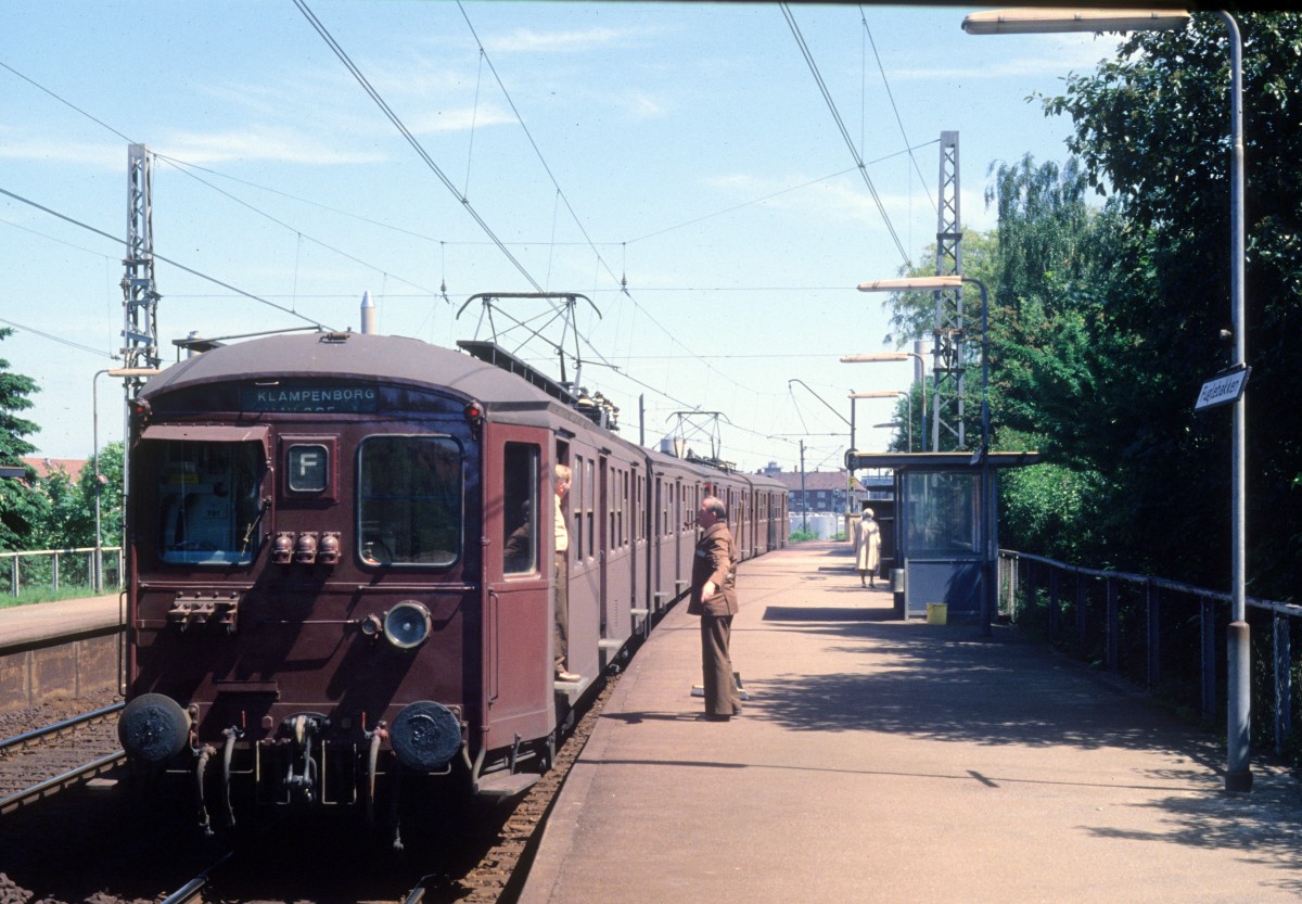DSB S-Bahn Linie F S-Bf Fuglebakken im Juni 1978. - Der Zug fhrt in Richtung Klampenborg.