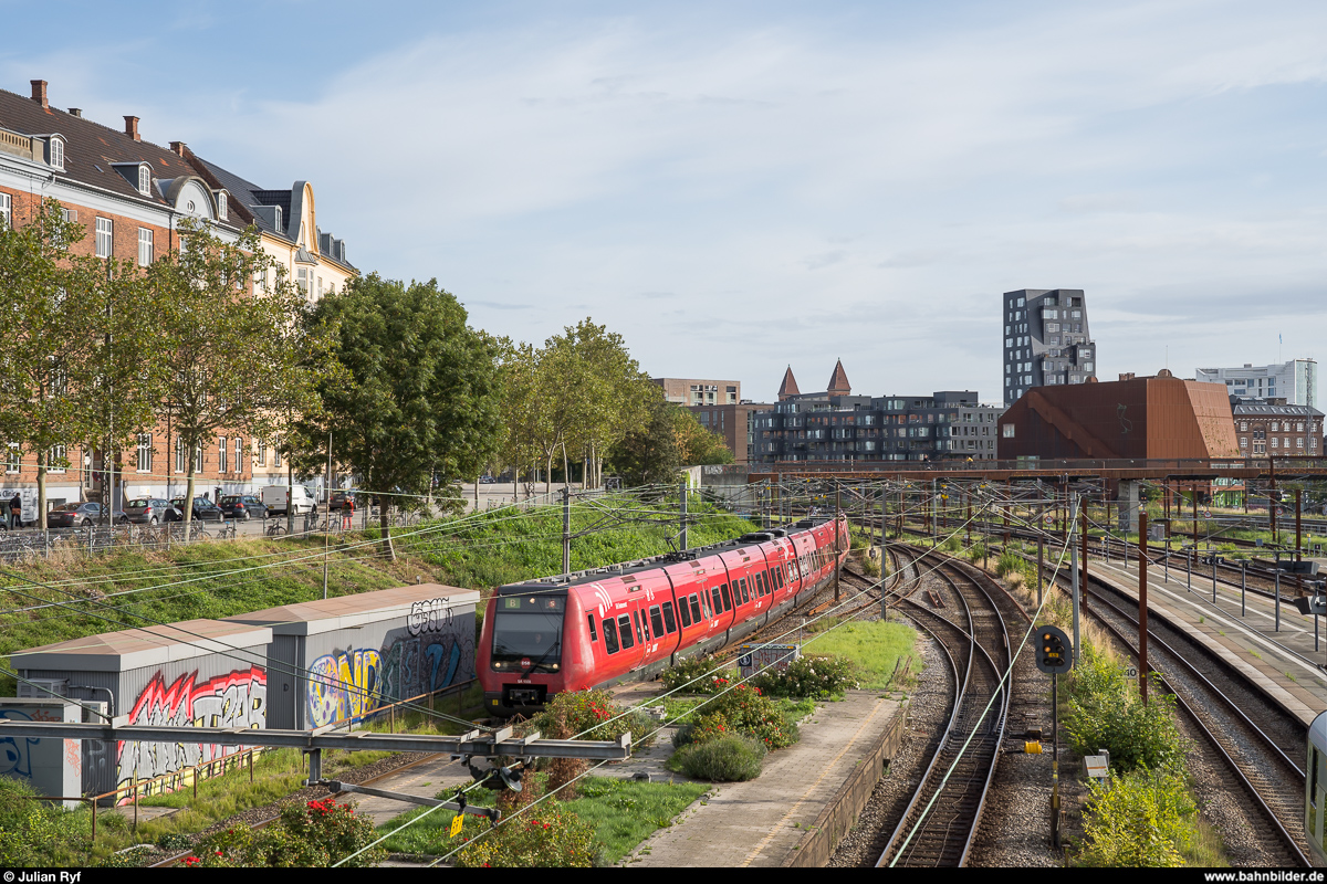 DSB SA 01 der S-Bahn Kopenhagen erreicht am 6. September 2019 auf der Linie B das blumengeschmückte S-Bahn-Perron am Bahnhof Østerport.