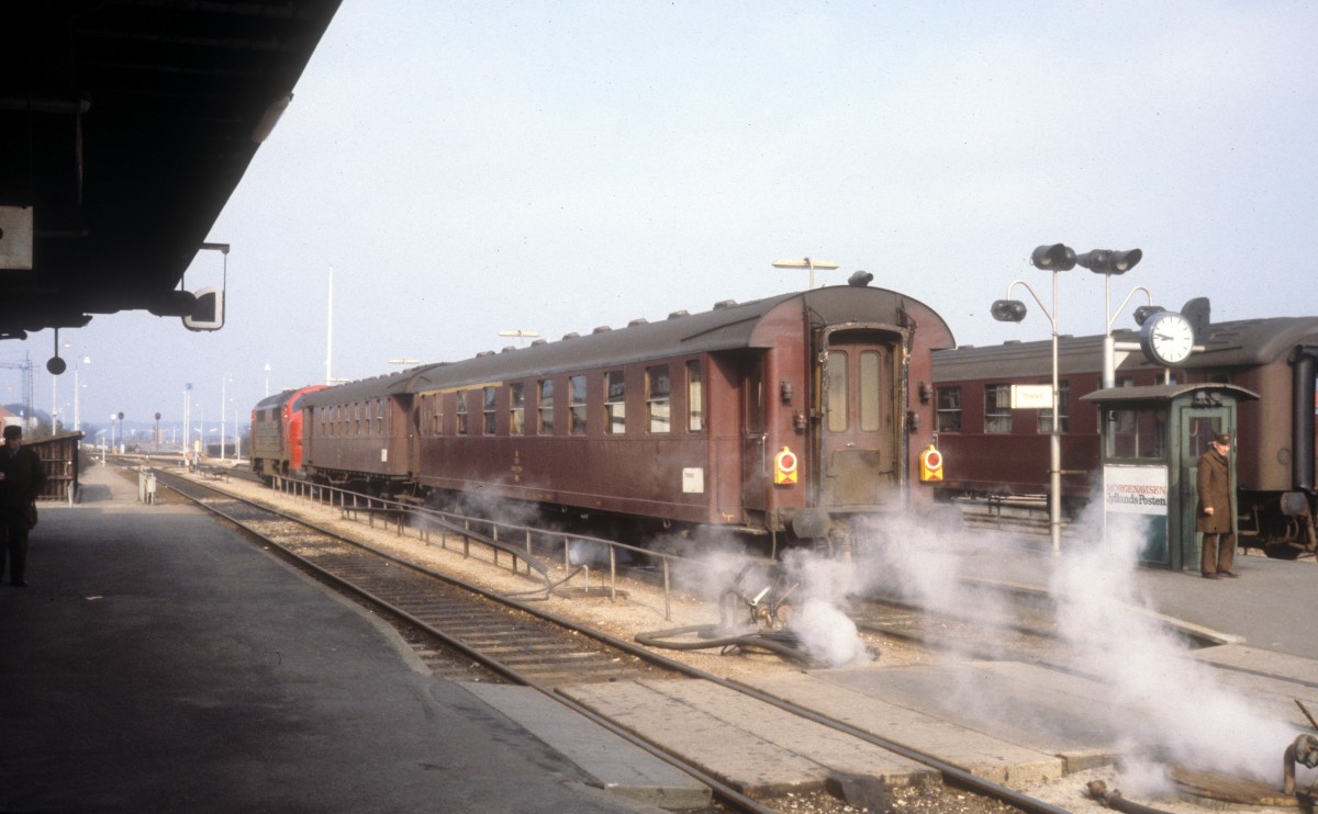 DSB Struer H (Bahnhof Struer) am 10. April 1979: Am Bahnsteig steht ein Personenzug nach Thisted.