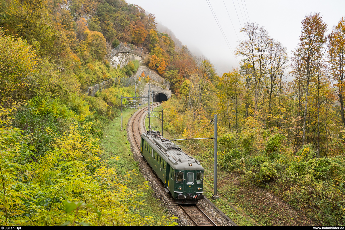 DSF RBe 4/4 1405 am 26. Oktober 2019 im Val de Travers kurz vor Champ du Moulin. Der Triebwagen ist auf dem Weg nach Fleurier, um den von VVT übernommenen EW I Speisewagen abzuholen.