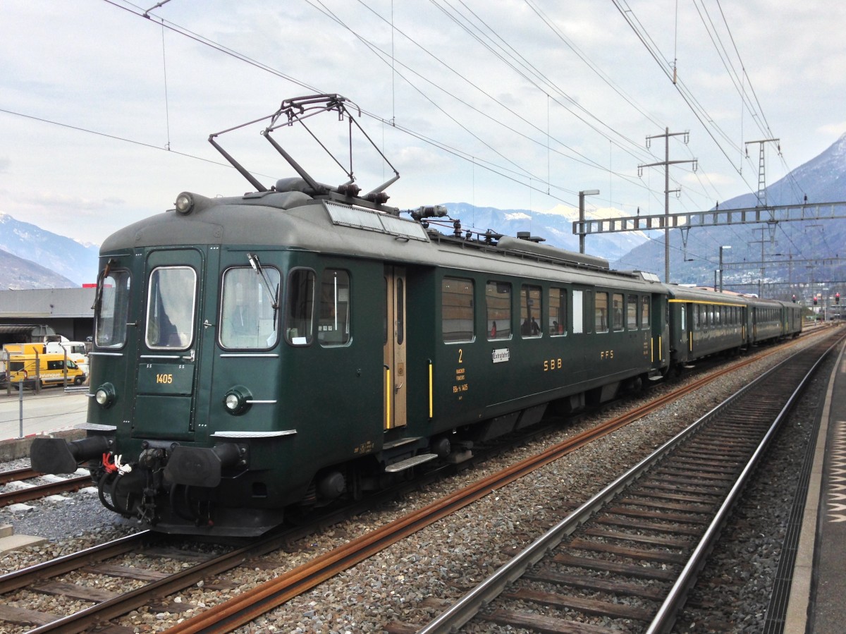 DSF RBe 4/4 1405 mit A EWI 55 85 18-33 524-2, B EWI 55 85 20-33 654-3 und DZt 55 85 91-33 911-1 abgestellt beim Bahnhof Cadenazzo, 29.03.2014.