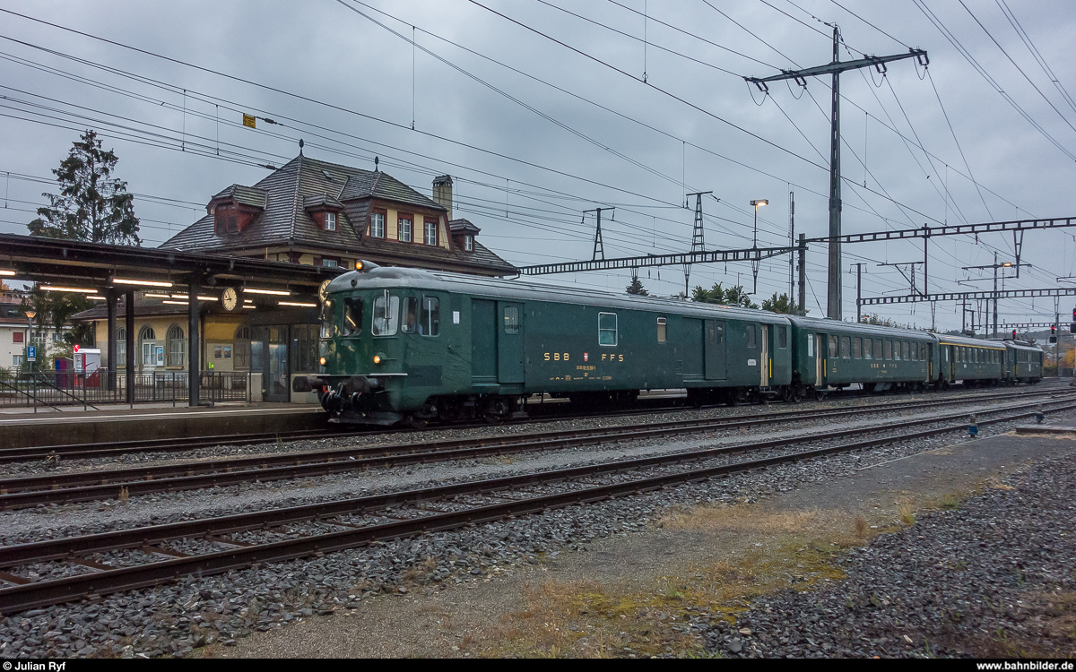 DSF-Wallis-Express 2.0: Der RBe-4/4-Pendel des DSF durchfährt am 27. Oktober 2018 auf der Fahrt von Zürich nach Martigny Steuerwagen-voraus den Bahnhof Ostermundigen.