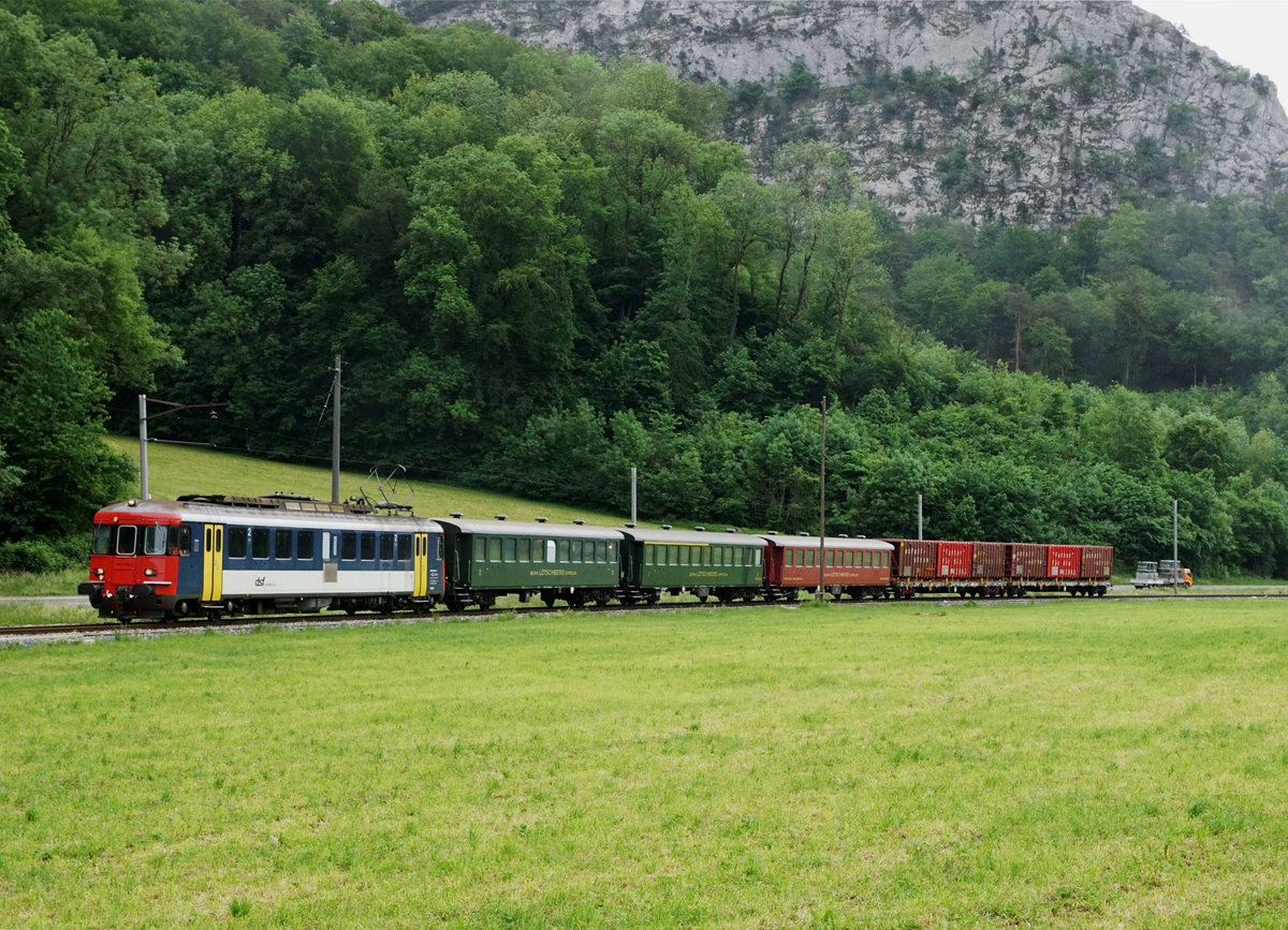 DSF/OeBB: Am 14. Mai 2018 wurden die stark ausgelasteten Güterzüge der OeBB mit dem RBe 540 074-2 vom Verein Depot und Schienenfahrzeuge Koblenz (DSF) ehemals OeBB/SBB geführt.
Bei Maiacker.
Foto: Walter Ruetsch 