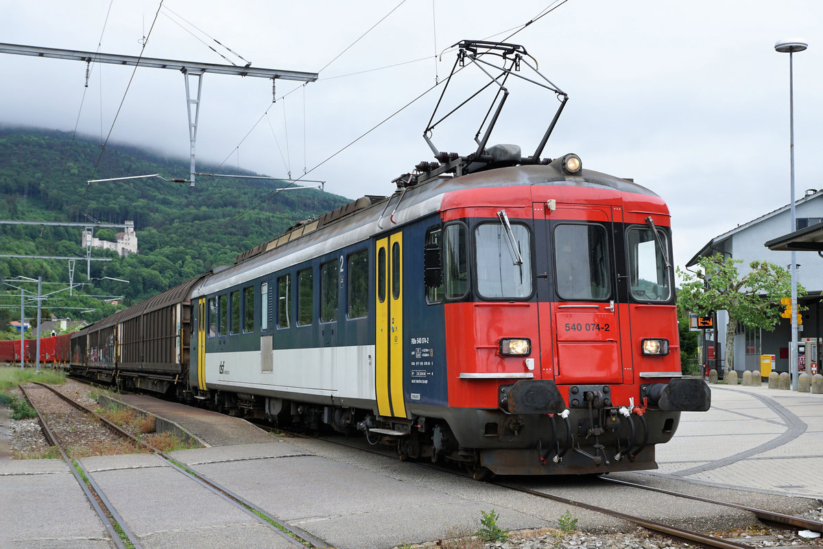 DSF/OeBB: Am 14. Mai 2018 wurden die stark ausgelasteten Güterzüge der OeBB mit dem RBe 540 074-2 vom Verein Depot und Schienenfahrzeuge Koblenz (DSF) ehemals OeBB/SBB geführt.
Einfahrt Oensingen.
Foto: Walter Ruetsch 