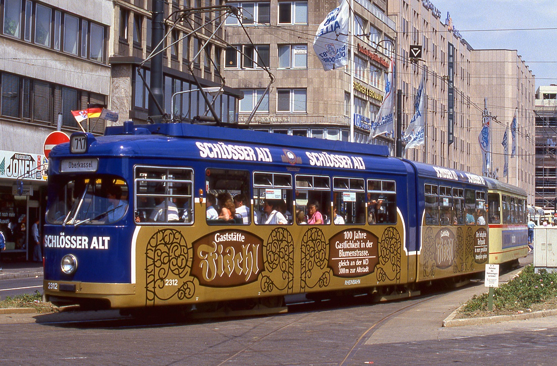 Dsseldorf Tw 2312 mit Bw 1683 biegt vom Konrad Adenauer Platz in die Bismarckstrae ab, 11.07.1987. Ein Jahr spter wurde hier die U-Bahn erffnet, die Linie 717 sowie die Streckenfhrung durch die Bismarckstrae wurden aufgegeben.