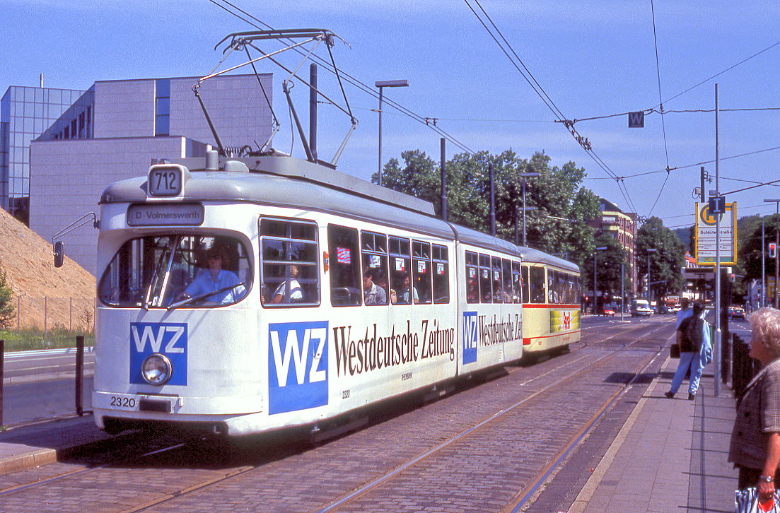 Dsseldorf Tw 2320 mit Bw 1683 in der Grafenberger Allee, Haltestelle Schlterstrae, 24.05.1993.