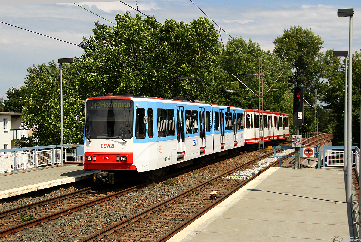 DSW 325 auf der U42 am Haltepunkt Gleiwitzstraße am 13.06.2020