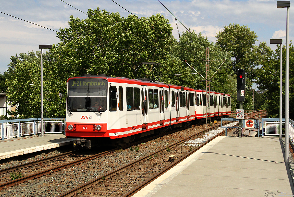 DSW 334 auf der U42 am Haltepunkt Gleiwitzstraße am 13.06.2020