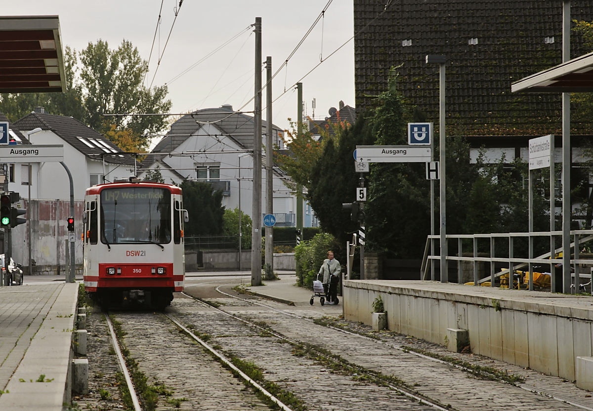 DSW B80C/8 350 kommt am 15.10.2019 in der Haltestelle Schürbankstraße in Aplerbeck an