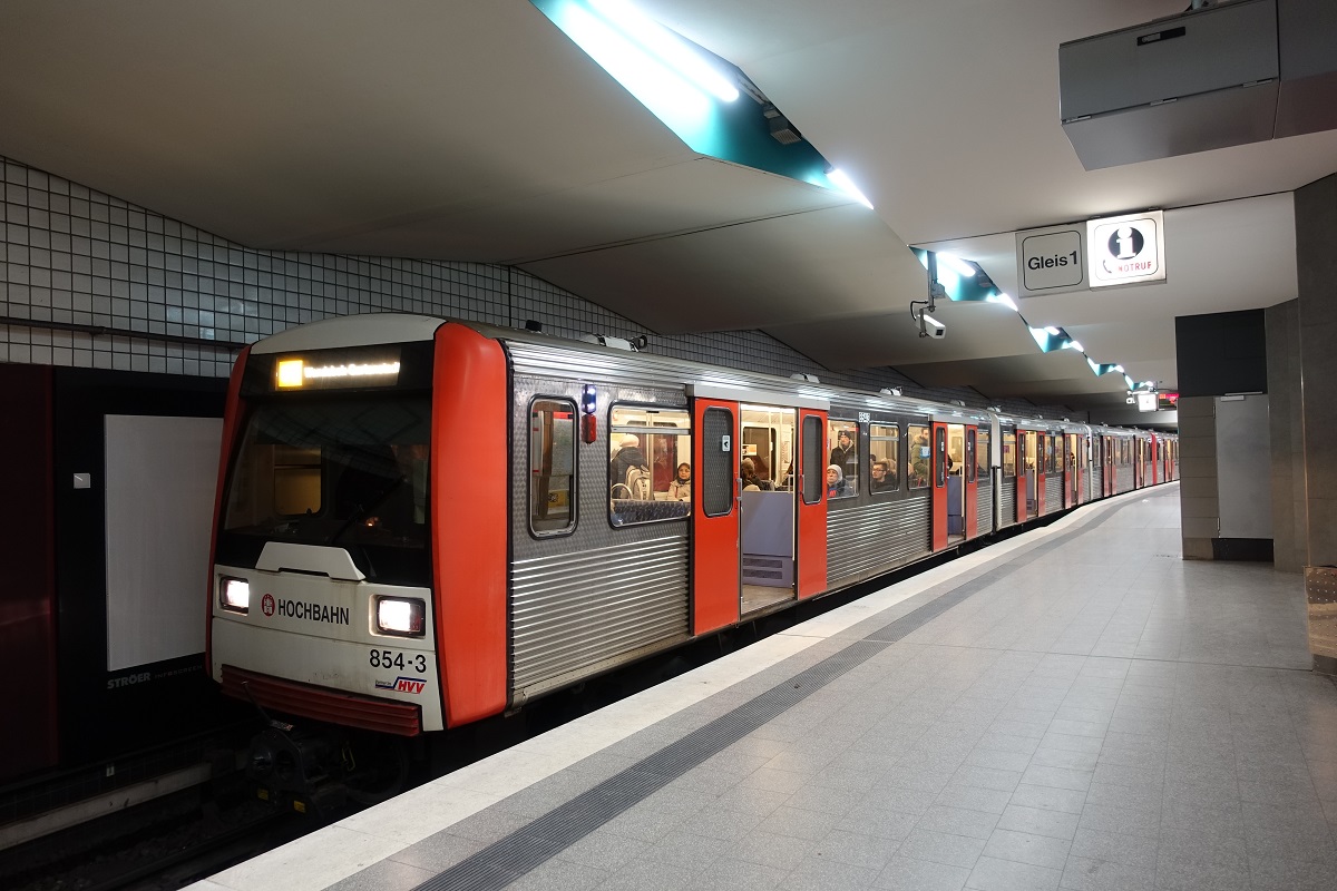 DT 3E, Nr. 854-3 am 5.2.2019 auf der Linie U3 nach Wandsbek-Gartenstadt in der Haltestelle Berliner Tor