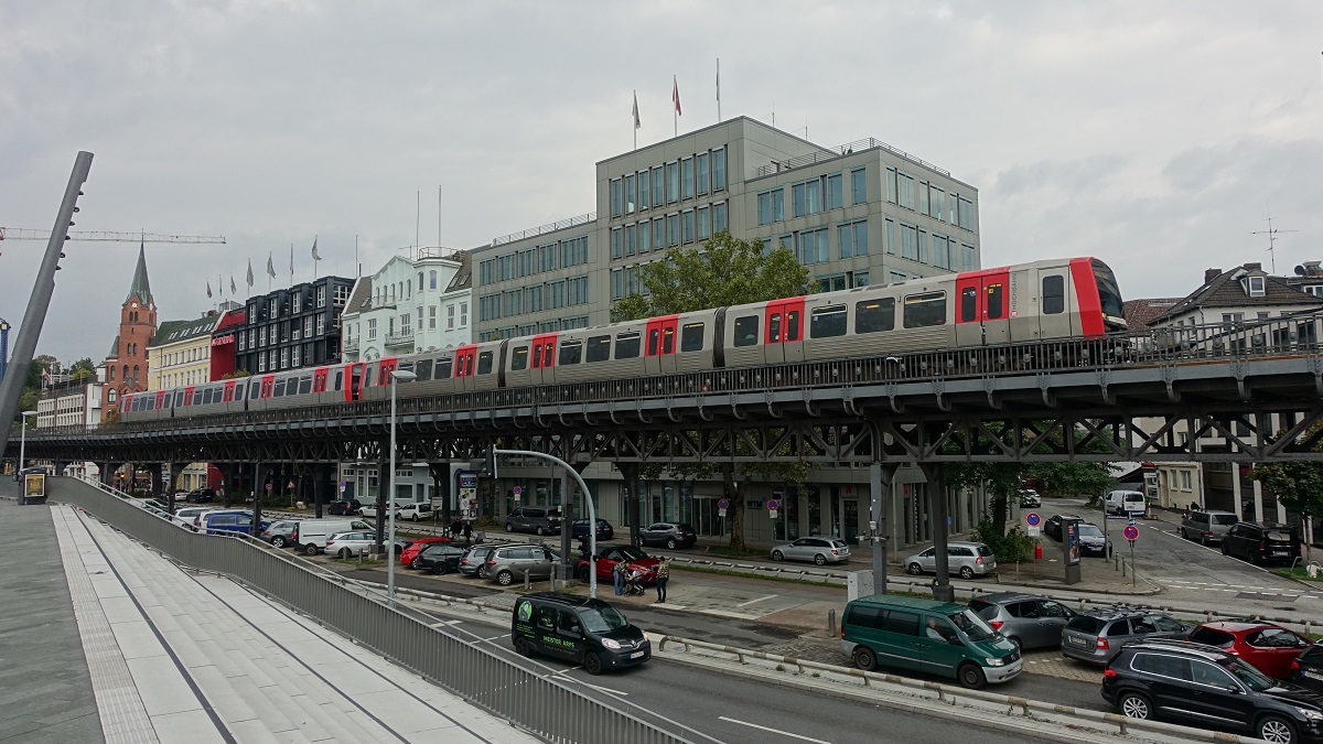 DT 5, U-Bahn Hamburg am 13.10.2019 auf dem Viadukt über der Straße Johannisbollwerk /