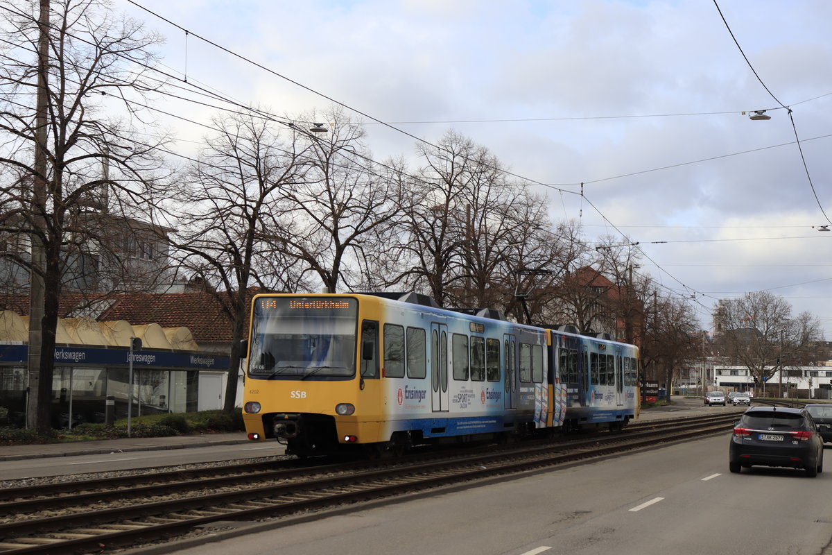 DT 8.S 4202 der SSB mit Ensinger Sport Wasser Werbung auf der U4 in Stuttgart Wangen am 29.01.2020