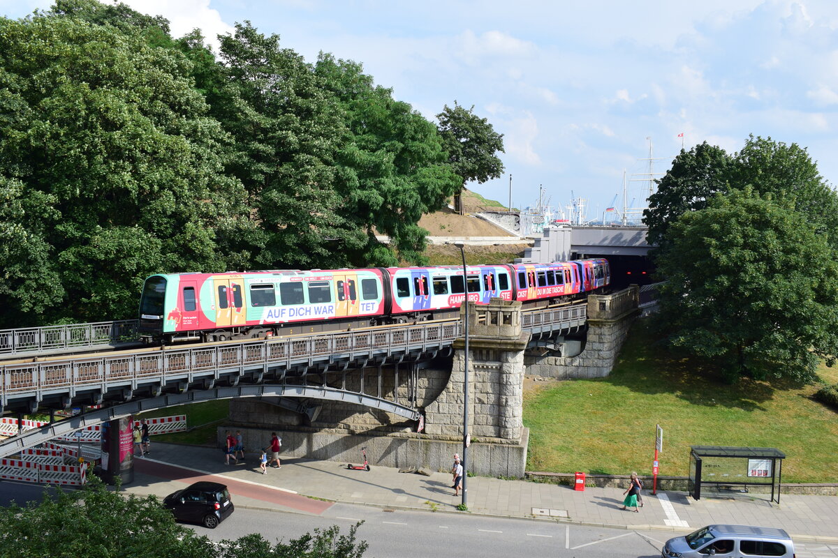 DT5 417 und 418 verlassen die Station Landungsbrücken.

Hamburg 27.07.2021