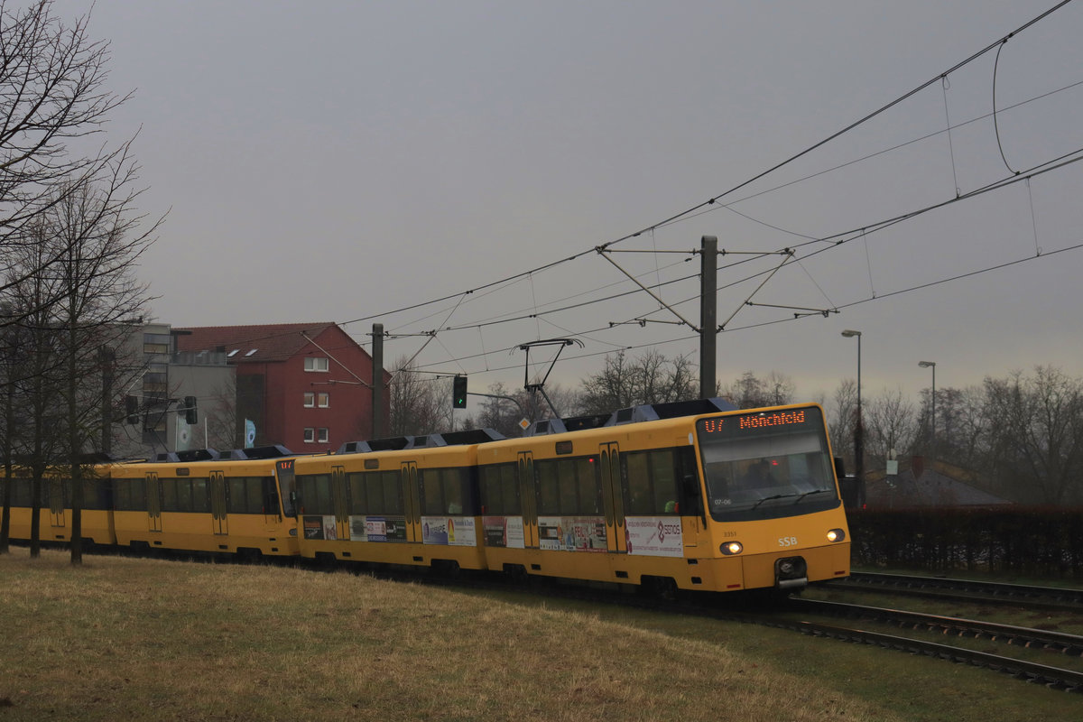 DT8.11 3351 (Div. Werbeflächen) mit DT8.11 338X der SSB auf der U7 am 29.01.2020
