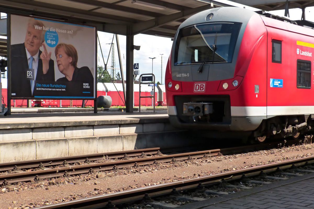  Du Angie, wohin fährt dieser rote Zug?- Mensch Horst, schau mal da oben, da ist die Zuganzeige, da steht es, das ist die Regionalbahn nach München. Da mußt du jetzt einsteigen.  Bahnhof Plattling 04.06.2016