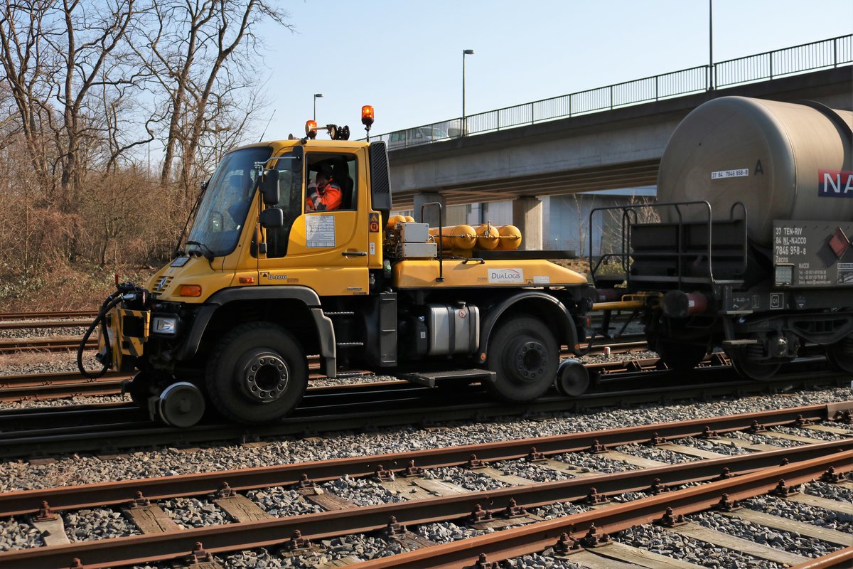 Dualogis Mercedes Benz U400 Zweiwege Unimog beim Rangieren in Obernburg-Elsenfeld am 23.02.18 Das Foto wurde von einen Gehweg aus gemacht