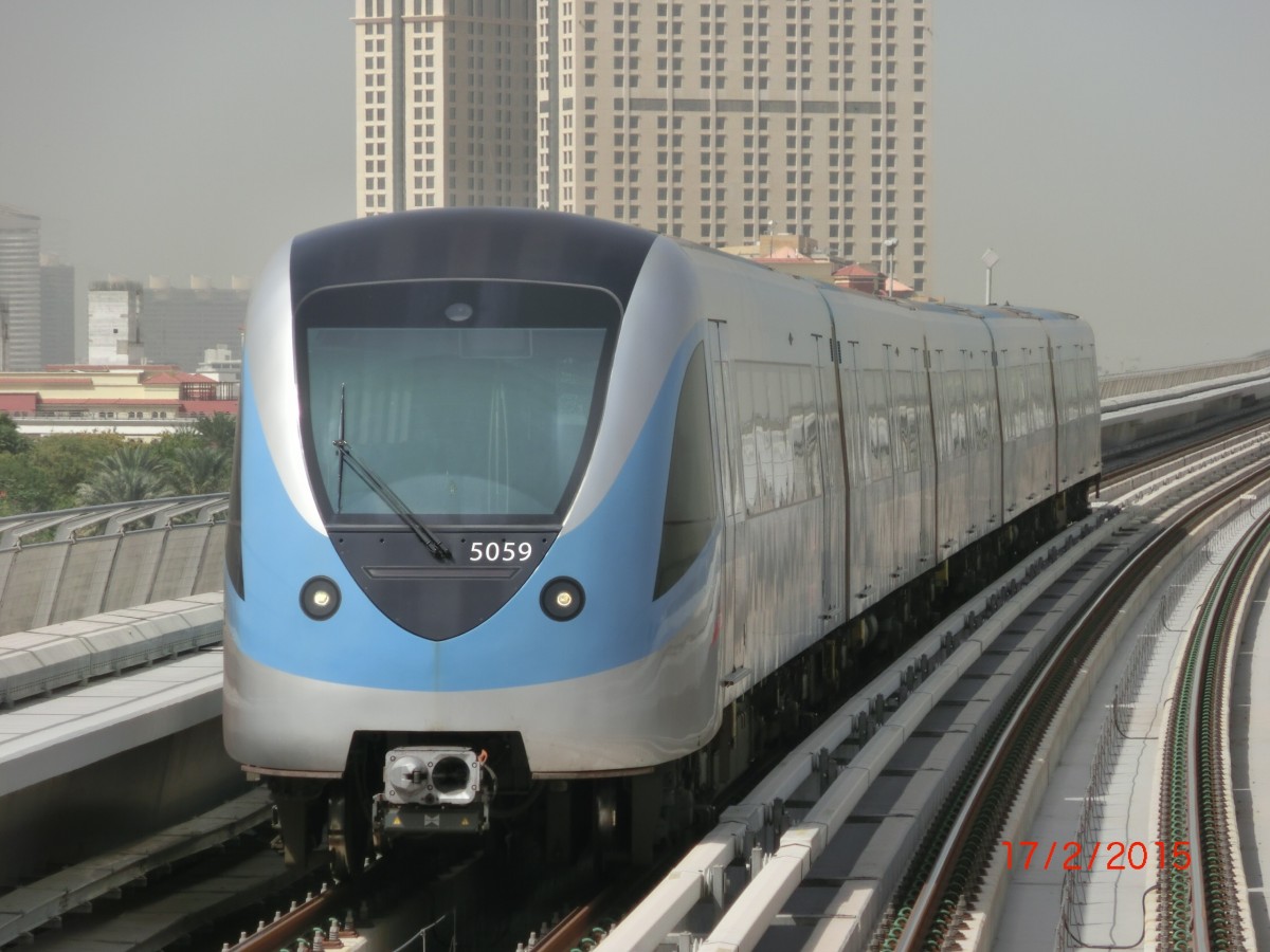 Dubai Metro Grüne Linie in Richtung Creek bei der Einfahrt in Al Jadaf, 17.02.2015
