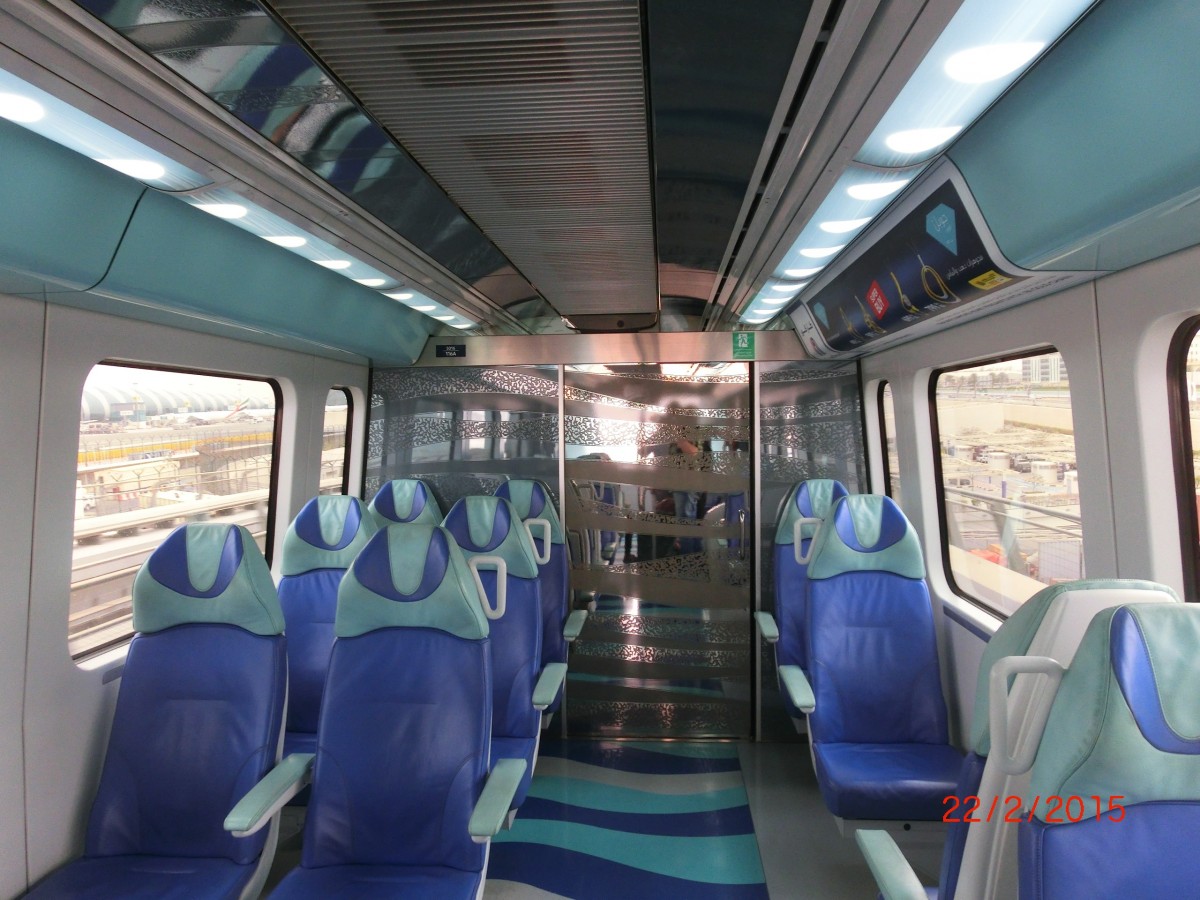 Dubai Metro Rote Linie Gold Class in Richtung Rashidiya am Flughafen, 22.02.2015