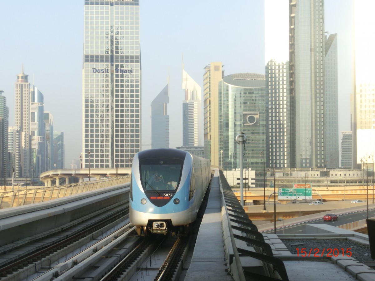 Dubai Metro Rote Linie in Richtung Rashidiya bei der Ausfahrt aus Burj Khalifa/Dubai Mall, 15.02.2015
