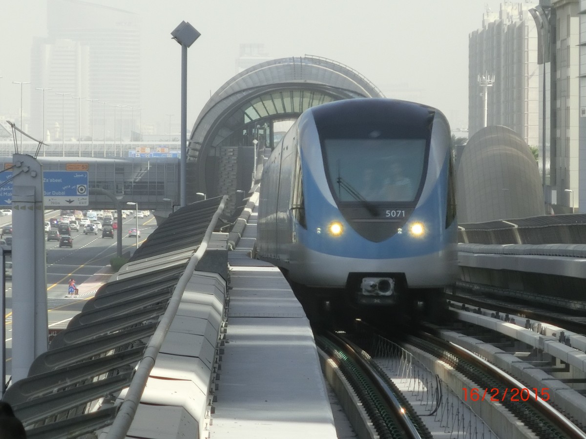 Dubai Metro Rote Linie in Richtung Jebel Ali bei der Einfahrt in Financial Centre, 16.02.2015