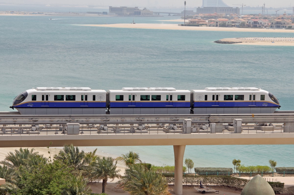 Dubai Palm Jumeirah Monorail auf dem Viadukt. 12.April 2012.