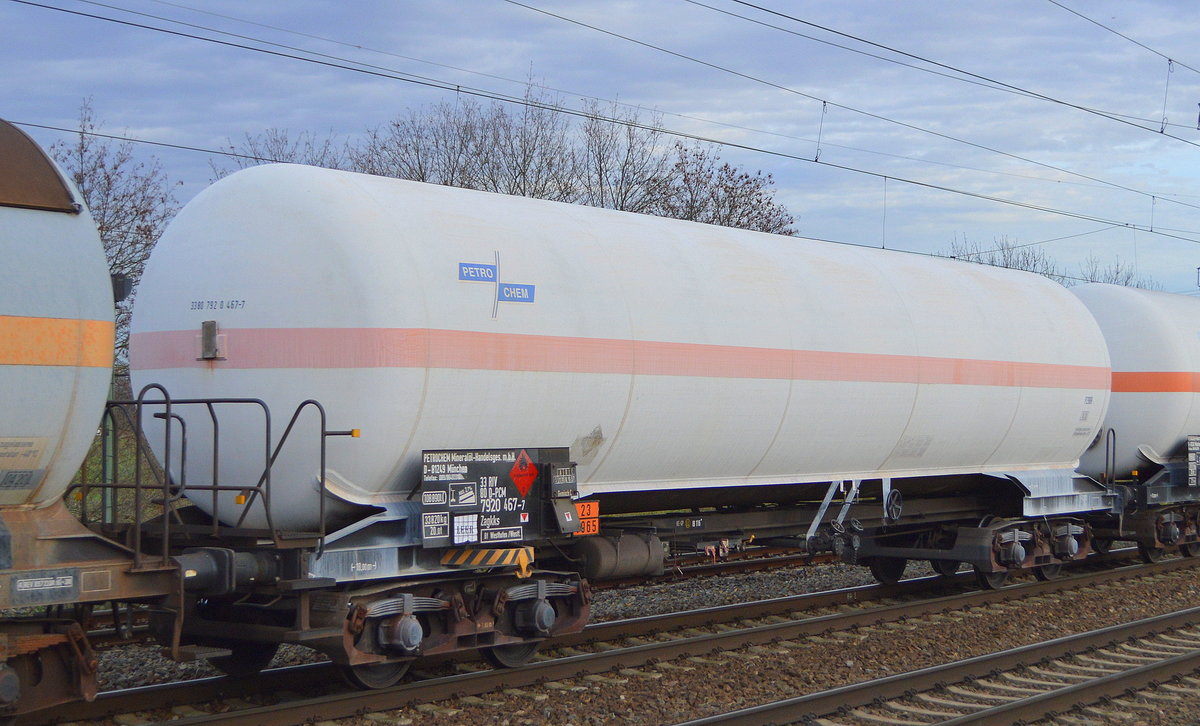 Duckgaskesselwagen der Fa. PETROCHEM Mineralöl-Handelsges. m.b.H. mit der Nr. 33 RIV 80 D-PCM 7920 467-7 Zagkks Westhofen/Westf. (UN-Nr.: 23/1965) allerdings leer in einem Ganzzug am 17.12.19 Bf. Saarmund.