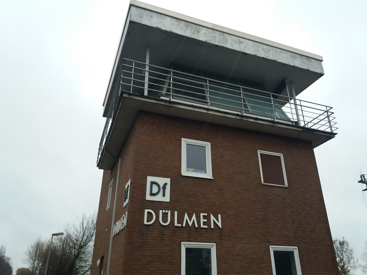 Dülmen Bf, 2.12.2018.Stellwerk.  
Dieses Turmbahnhof/Etagenbahnhof ist einzigartig, weil hier die Strecken Enschede-Dortmund (hoch) und Düsseldorf-Mönchengladbach (niedrig)einander kreuzungsfrei begegnen.
Ein Turmbahnhof oder auch Etagenbahnhof ist eine spezielle Bauform eines Bahnhofs, der mit übereinander liegenden Ebenen die Verbindung zwischen kreuzenden Eisenbahnstrecken herstellt.