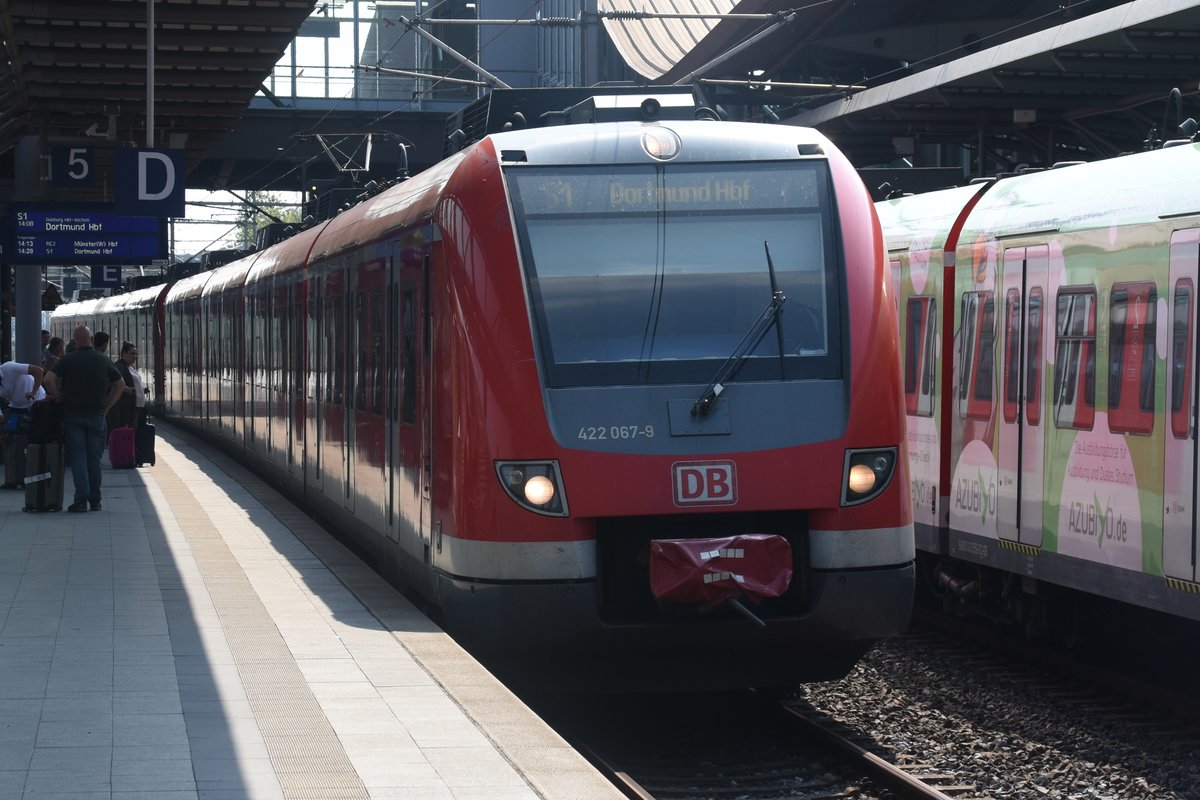 DÜSSELDORF, 26.08.2019, 422 067-9 als S1 nach Dortmund Hbf im Bahnhof Düsseldorf Flughafen