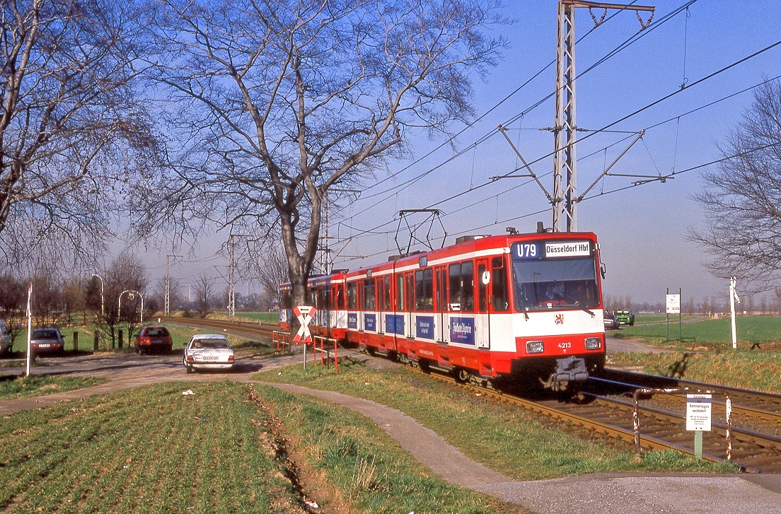 Düsseldorf 4213 + 4209, Froschenteich, 22.02.1990.

