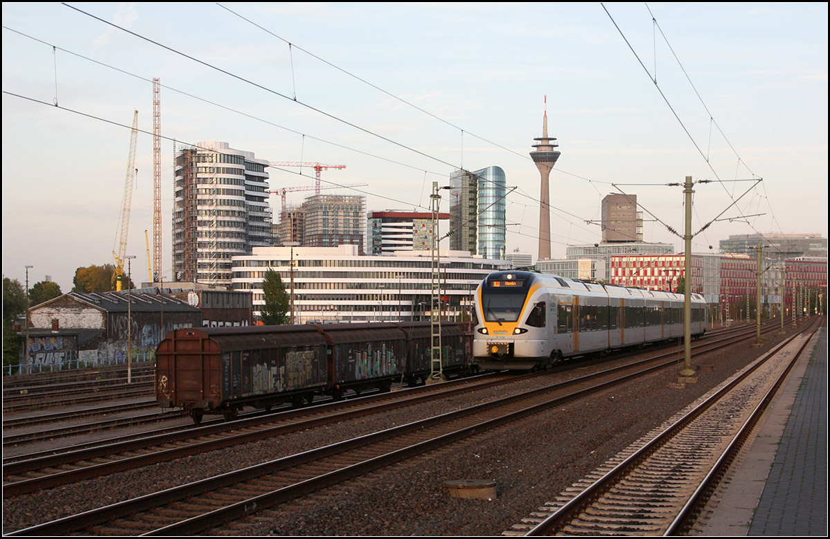 Düsseldorf -

Blick vom Bahnhof Düsseldorf-Hamm auf die Skyline des Düsseldorfer Medienhafens. Endstanden auf der zweitägigen Fototour mit Horst.

14.10.2019 (M)
