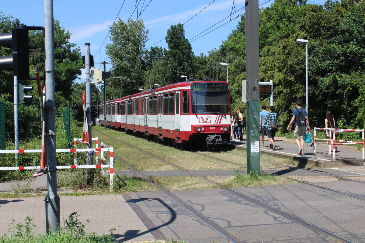 Düsseldorf DVG Stadtbahnlinie U79 (DUEWAG B80C 4703) Bilk, Universität Ost am 20. Juli 2016.