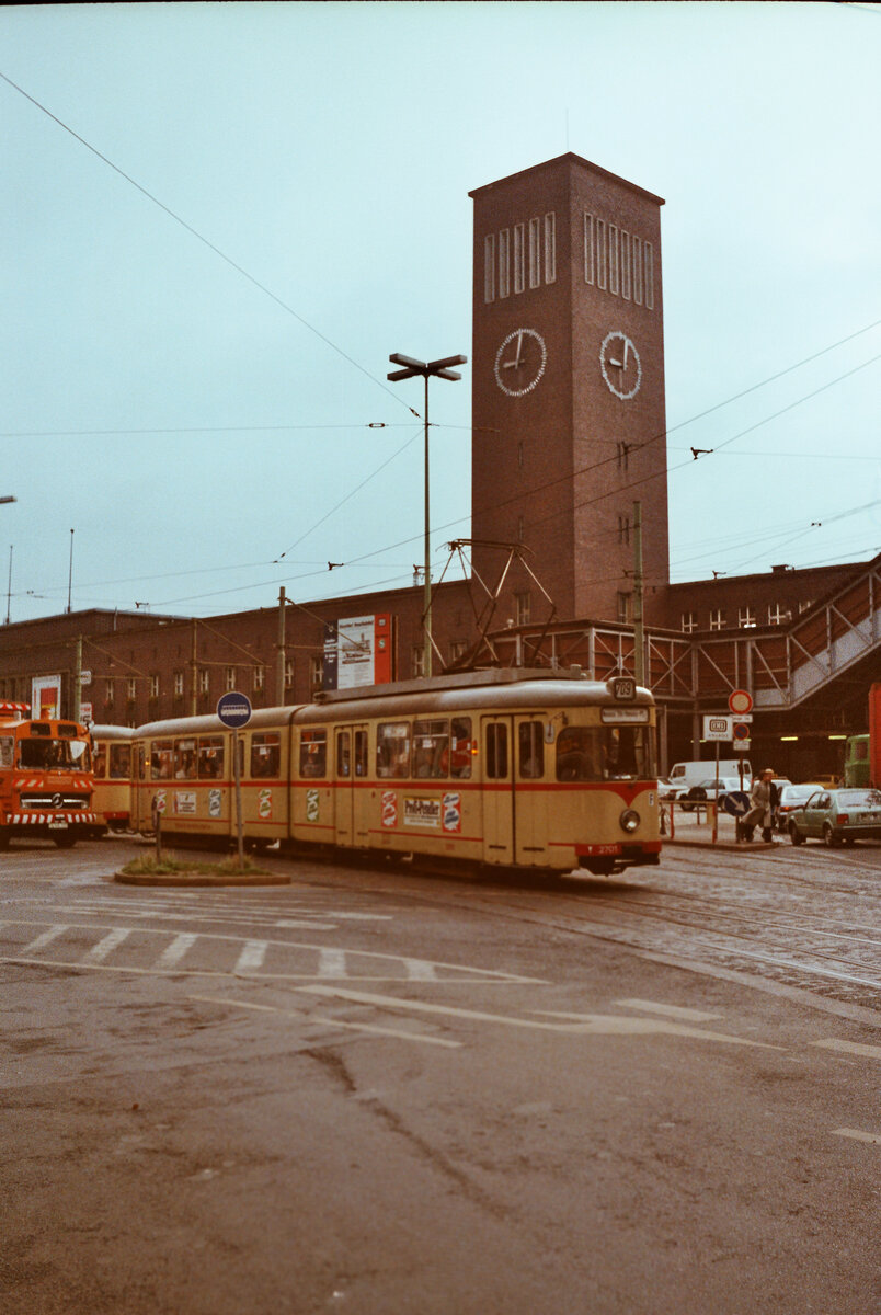Düsseldorf Hauptbahnhof und seine Straßenbahn...Das war 1983. 